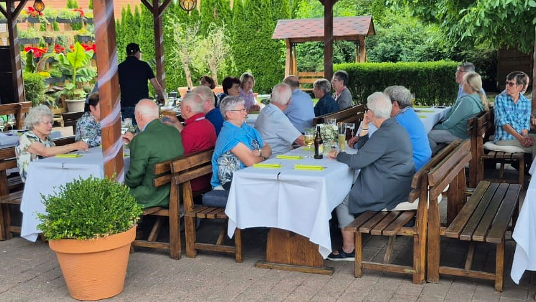 Rund 50 Mitglieder, Angehörige und Freunde der Kameradschaft ERH Külsheim/Tauberbischofsheim/Bad Mergentheim/Lauda-Königshofen trafen sich zu ihrer traditionellen Grillfeier. Foto: Carina Rother/Reinhold Wolpert