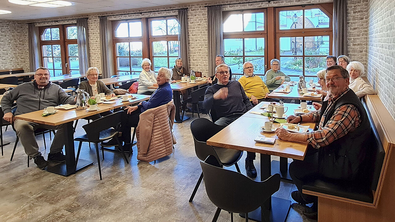 Mitglieder der KERH Kaufbeuren bei der Kaffeepause während ihres besonderen Ausflugs auf dem berühmten Krippenweg im Kloster Bonlanden. Foto: fw