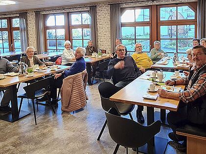 Mitglieder der KERH Kaufbeuren bei der Kaffeepause während ihres besonderen Ausflugs auf dem berühmten Krippenweg im Kloster Bonlanden. Foto: fw