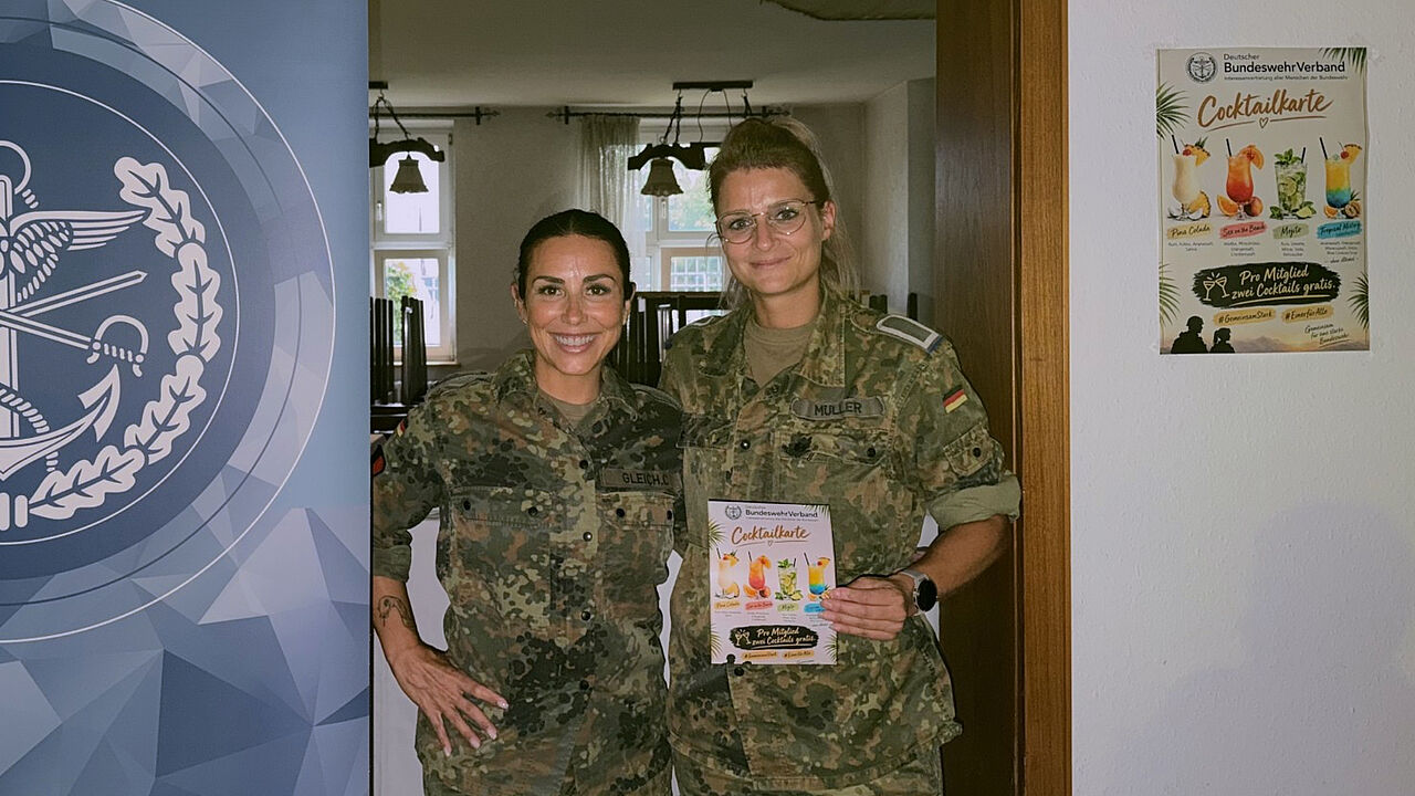 Beim Oktoberfest des ITBtl 292 zog der Cocktailstand der TruKa Dillingen mit der Vorsitzenden Hauptfeldwebel Christina Gleich und Beisitzerin Stabsunteroffizier Victoria Müller die Gäste nicht nur mit kreativen, erfrischenden Eigenkreationen an. Foto: Christina Gleich