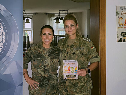 Beim Oktoberfest des ITBtl 292 zog der Cocktailstand der TruKa Dillingen mit der Vorsitzenden Hauptfeldwebel Christina Gleich und Beisitzerin Stabsunteroffizier Victoria Müller die Gäste nicht nur mit kreativen, erfrischenden Eigenkreationen an. Foto: Christina Gleich