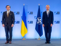 Nato-Generalsekretär Jens Stoltenberg (r.) besprach sich bereits am Dienstag mit dem ukrainischen Außenminister Dmitri Kuleba in Brüssel zu dem neu aufflammenden Konflikt und dem russische Truppenaufmarsch in der Ostukraine. Foto: Nato