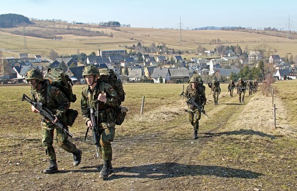 Egal ob Frauen oder Männer, Bundeswehrsoldaten müssen in der Lage sein, sich mit 50, 60 oder 70 Kilogramm Ausrüstung durchs Gelände zu bewegen. Foto: Bundeswehr/Sebastian Wilke