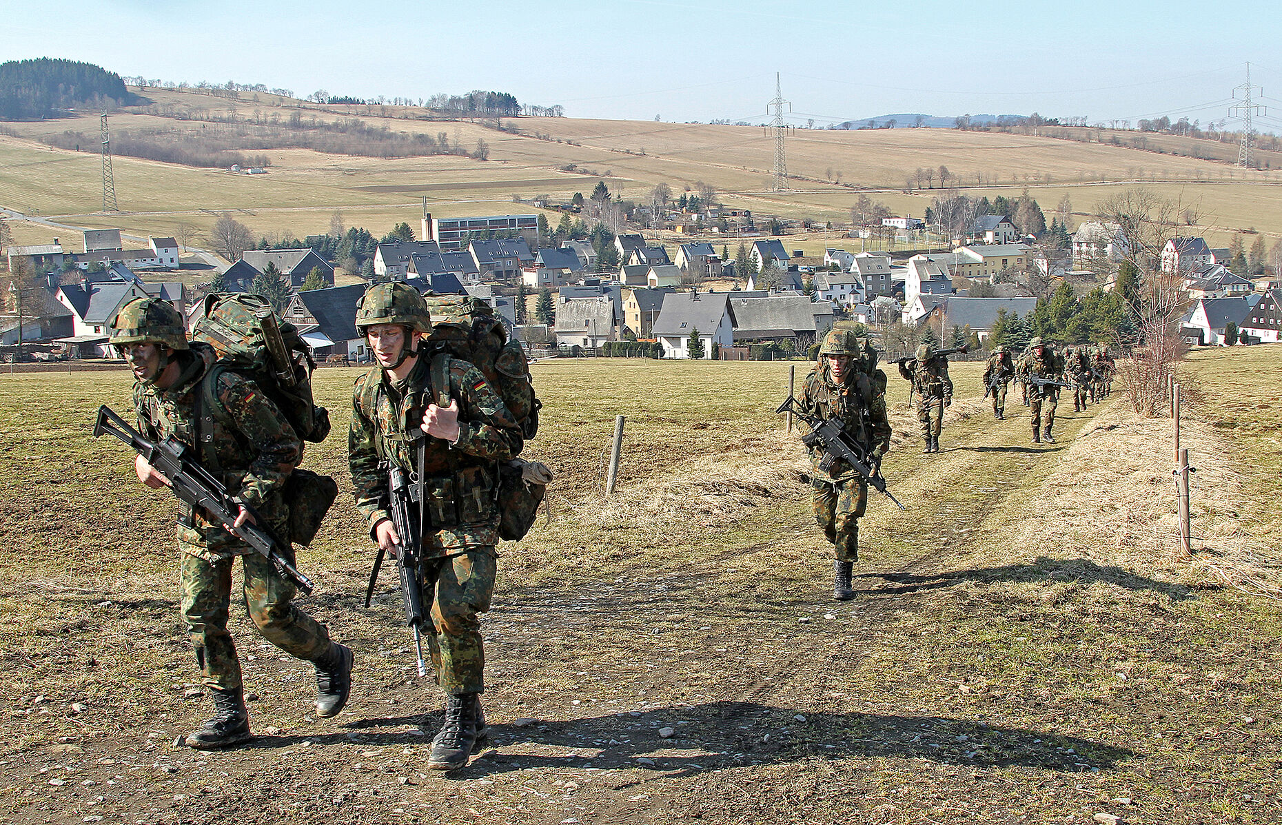 Egal ob Frauen oder Männer, Bundeswehrsoldaten müssen in der Lage sein, sich mit 50, 60 oder 70 Kilogramm Ausrüstung durchs Gelände zu bewegen. Foto: Bundeswehr/Sebastian Wilke
