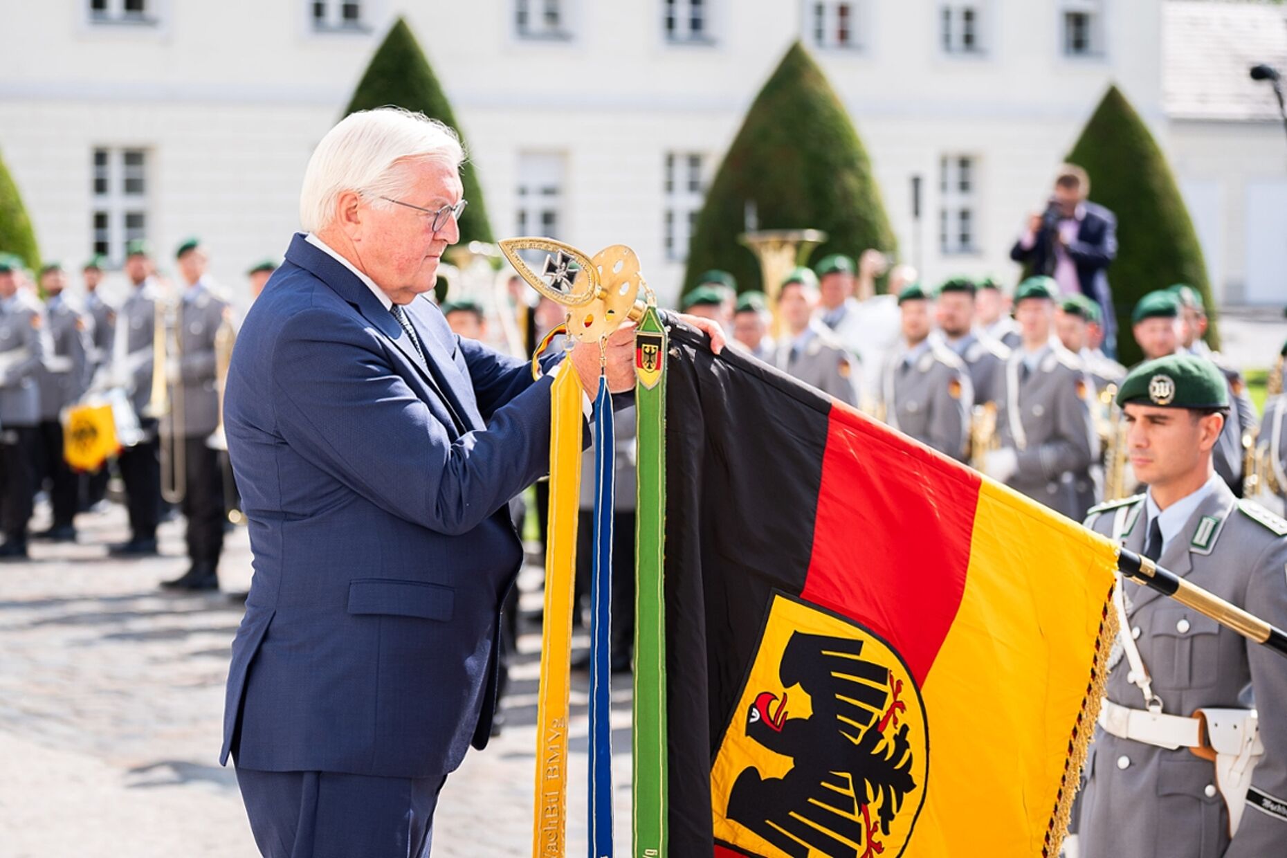 Als Ausdruck seiner Wertschätzung verlieh Bundespräsident Frank-Walter Steinmeier dem Wachbataillon der Bundeswehr am 10. Juli 2025 ein neues Fahnenband. Foto: Bundesregierung/Kugler