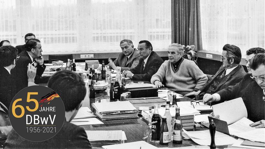 Der erste Beauftragte des Bundesvorstandes des DBwV für Pensionärsfragen, Oberst a.D. Heinrich Busse (rechte Reihe, Dritter von links), bei einer Arbeitssitzung mit den federführenden Verbandsbeauftragten in der Bundesgeschäftsstelle Bonn am 5./6. März 1971. Foto: DBwV/Archiv
