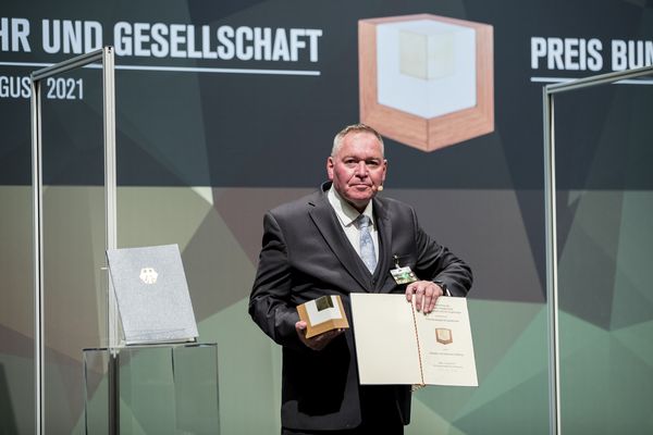 Der SVS-Vorsitzende Hauptmann a.D. Uwe Köpsel nahm den Preis "Bundeswehr und Gesellschaft 2021" in der Kategorie Vereine entgegen. Foto: DBWV/Kraatz