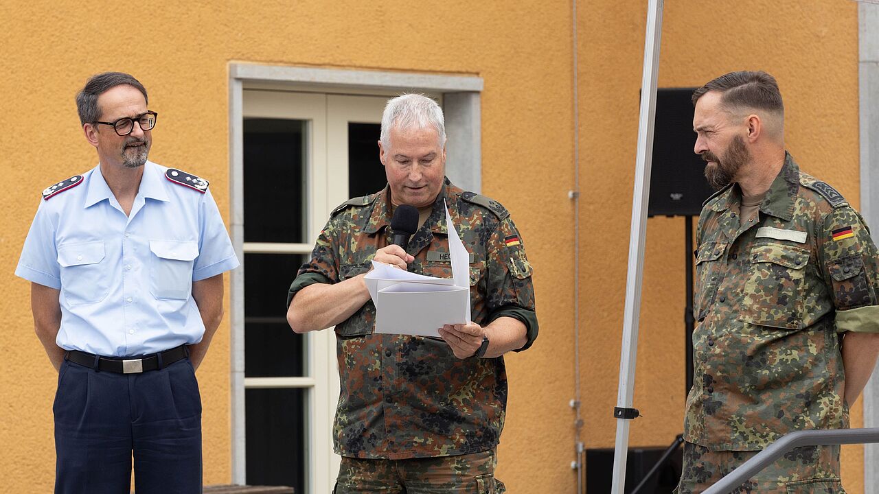 Oberstleutnant Gerrit Hecht, als Vorsitzender der TruKa Kdo Lw G-S-K, überreicht zwei langjährigen Mitgliedern die Dankurkunden des DBwV. Foto: PIZ Lw