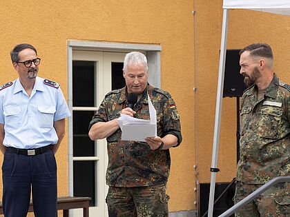 Oberstleutnant Gerrit Hecht, als Vorsitzender der TruKa Kdo Lw G-S-K, überreicht zwei langjährigen Mitgliedern die Dankurkunden des DBwV. Foto: PIZ Lw
