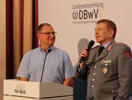 Stabsfeldwebel a.D. Gerd Dombrowski (r.), stellvertretender Landesvorsitzender Nord, bedankte sich beim scheidenden Landesvorsitzenden, Oberstleutnant a.D. Andreas Brandes, für die vergangenen elf Jahre erfolgreicher Zusammenarbeit. Foto: DBwV/Christine Hepner