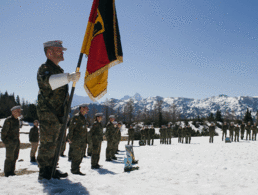 Aufgrund der Corona-Lage fand die Kommandoübergabe vor der außergewöhnlichen, aber nicht minder beeindruckenden Kulisse der Alpen statt. Foto: Bundeswehr/Achim Keßler