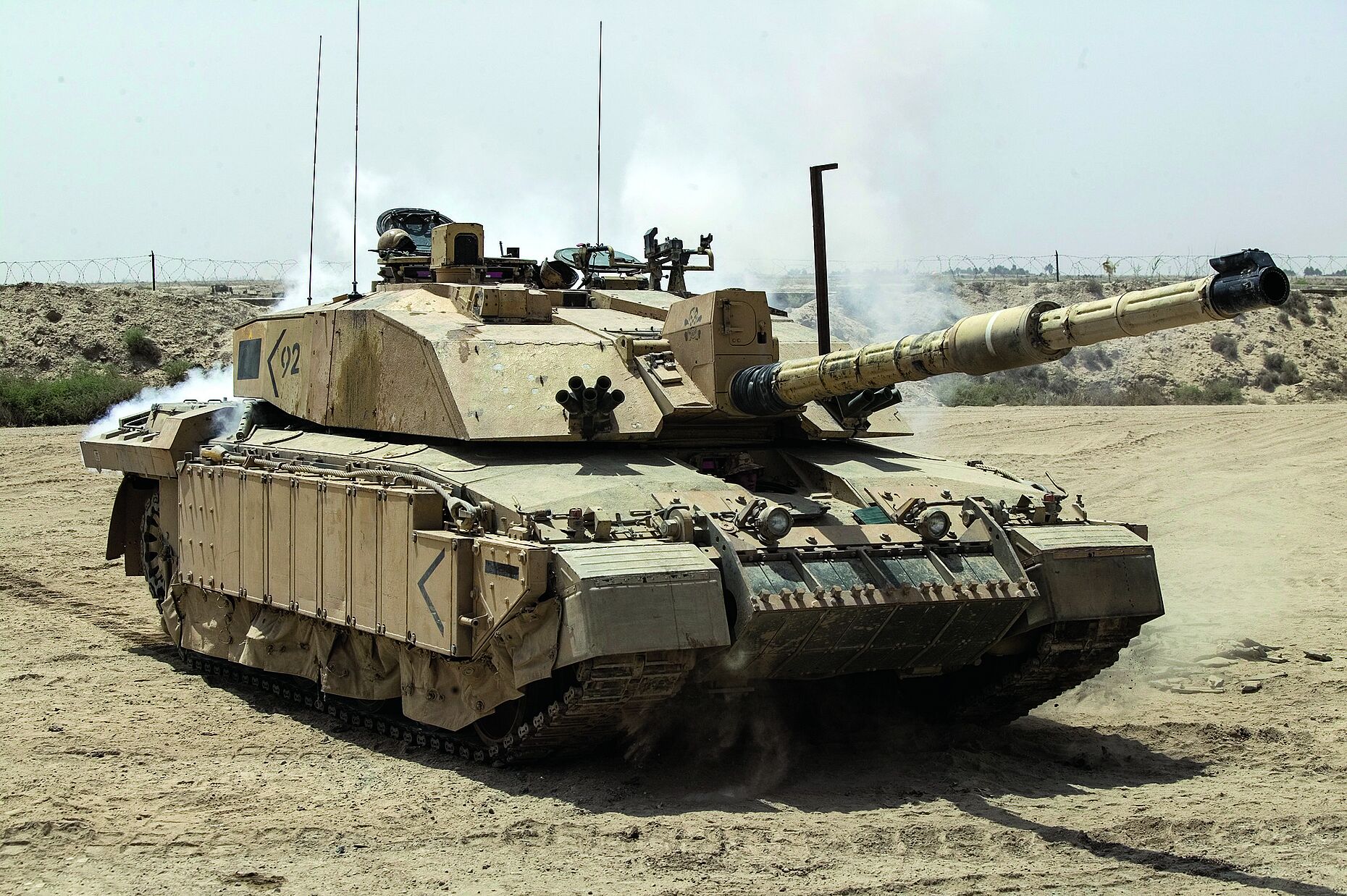 Seit 1994 ist der Challenger 2 im Einsatz. Seine Hauptbewaffnung: eine 120-mm-Kanone mit gezogenem Lauf. Er wiegt 62,5 Tonnen und kommt auf maximal 59 km/h. Foto: Graeme Main/MOD
