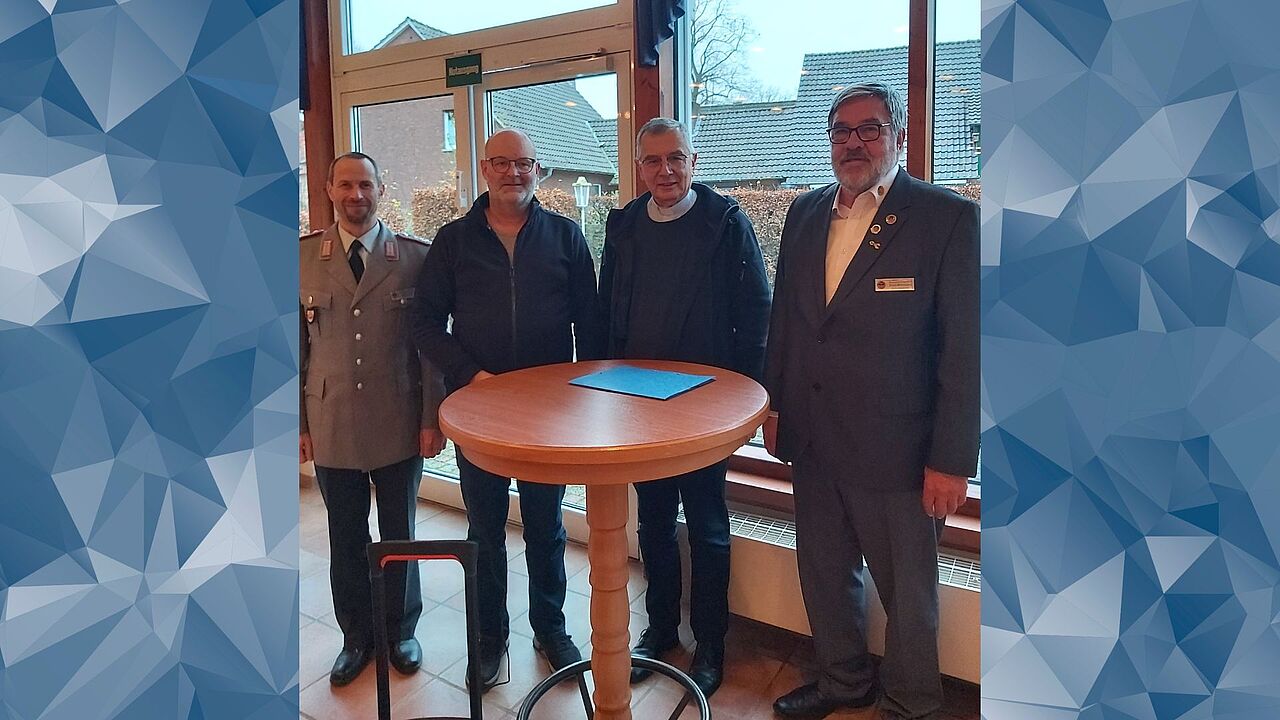 Bezirksvorsitzender Oberstleutnant Kai Schlegel (von links), stellv. KERH Vorsitzender Hauptmann a.D. Georg Stroth, Pfarrer i.R. Herbert Kampmann, Vorsitzender KERH Rheine, Hauptmann a.D.  Ernst Wendland (zugleich Stellvertreter des Vorsitzenden ERH im DBwV Bundesvorstand). Foto: Gernot Keil