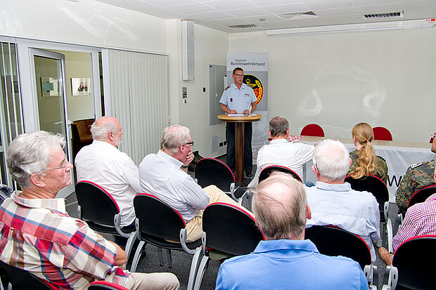 Stabsfeldwebel Stefan Lysk informierte in Torgelow über die aktuellen Schwerpunkte der Verbandsarbeit. Foto: Bombeke