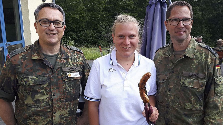 TruKa Vorsitzender Frank Blenz (r.) freute sich über eine gelungene Veranstaltung in Mayen, hier am Grill mit Bezirksvorsitzendem Michael Schwab und Denise Becker (Foto: TruKa)