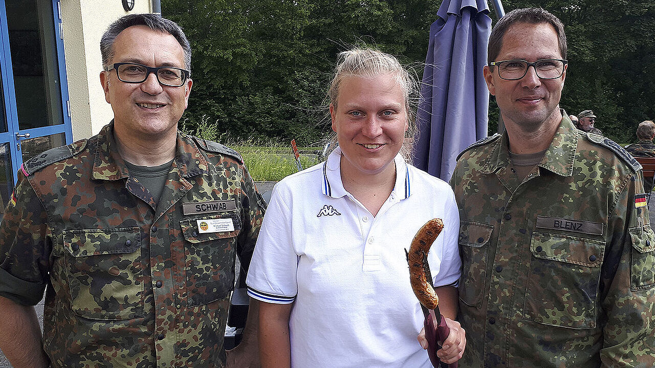 TruKa Vorsitzender Frank Blenz (r.) freute sich über eine gelungene Veranstaltung in Mayen, hier am Grill mit Bezirksvorsitzendem Michael Schwab und Denise Becker (Foto: TruKa)