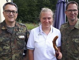 TruKa Vorsitzender Frank Blenz (r.) freute sich über eine gelungene Veranstaltung in Mayen, hier am Grill mit Bezirksvorsitzendem Michael Schwab und Denise Becker (Foto: TruKa)