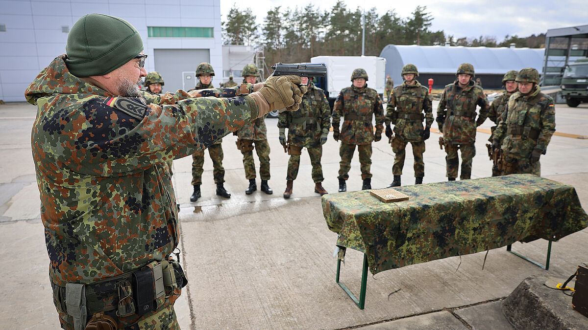 Soldaten der Heimatschutzkompanie „Schwäbische Alb“ üben im Februar 2024 das Schießen mit der Pistole P8 in Stetten am kalten Markt. Foto: Bundeswehr/Anne Weinrich