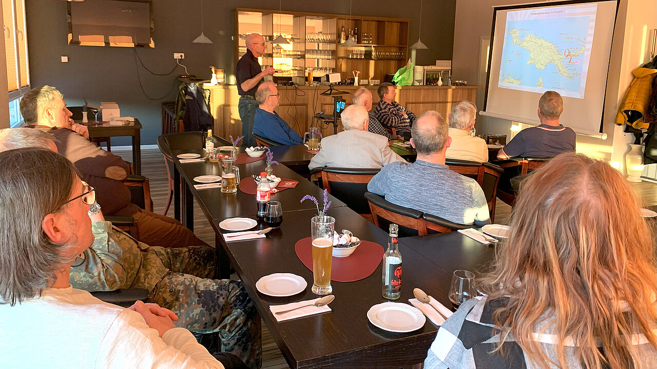 Bereits zum fünften Mal war Fregattenkapitän a. D. Axel Schilling bei der KERH Neubrandenburg zu Gast, um über die japanische und amerikanische Militärpolitik im zweiten Weltkrieg vorzutragen. Foto: Steffen Braun