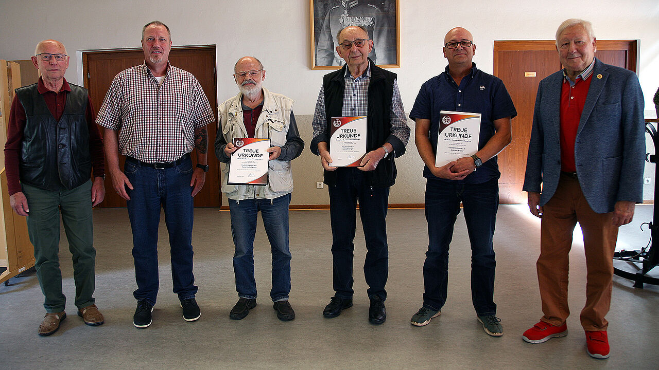 Nach den Ehrungen (v.l.): Dreier, Kipke, Schwarz, Berger, Bröker und Hellriegel. Foto: DBwV/ LV Nord