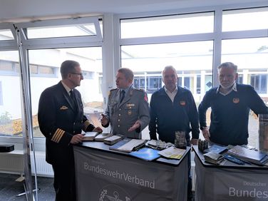 Kapitän zur See André Dirks (von links), Gerd Dombrowski sowie Außendienstmitarbeiter Andreas Pötter und Stefan Hinrichsen. Foto: DBwV