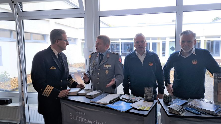 Kapitän zur See André Dirks (von links), Gerd Dombrowski sowie Außendienstmitarbeiter Andreas Pötter und Stefan Hinrichsen. Foto: DBwV
