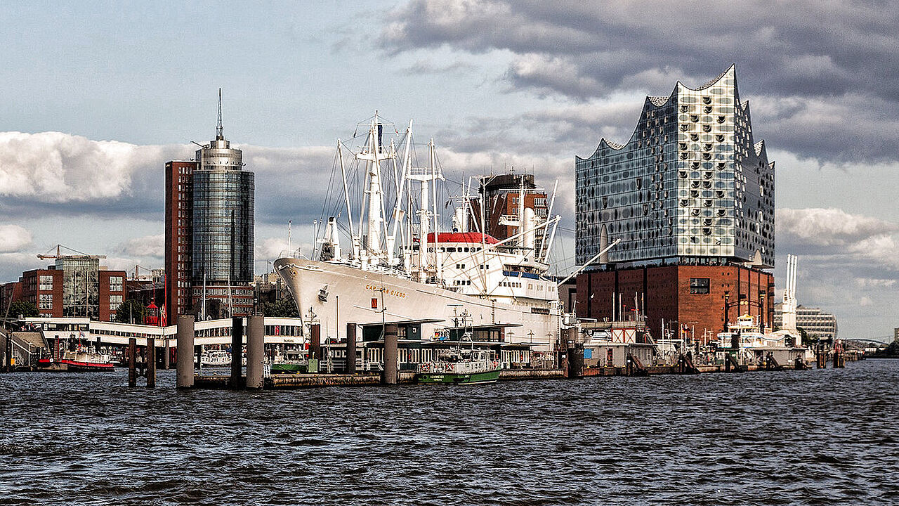 Hamburg: Pulsierende Metropole am Wasser. 