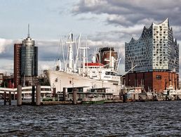 Hamburg: Pulsierende Metropole am Wasser. 