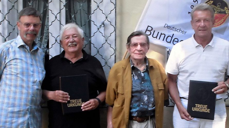 Vorsitzender Werner (v. l.) mit den geehrten Kameraden Härtlein, Bock und Eibl. Foto: Wolfgang Koepke