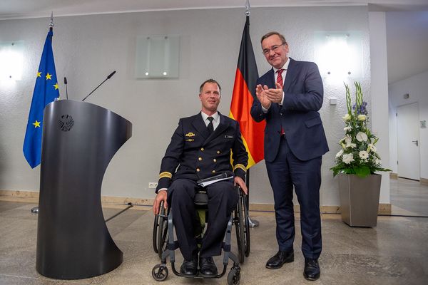 Applaus vom Minister, hier mit dem deutschen Team-Kapitän Jörg Hinrichs. Foto: DBwV/Yann Bombeke