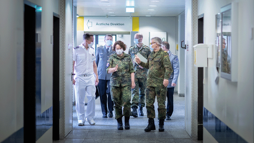 Der Bundesvorsitzende und der Vorstand Sanitätsdienst im DBwV-Bundesvorstand haben  das Bundeswehrzentralkrankenhaus in Koblenz besucht. Die DBwV-Delegation wurde von Generalarzt Dr. Almut Nolte und Generalstabsarzt Dr. Stephan Schoeps über die aktuellen Entwicklungen im Bundeswehrkrankenhaus informiert .Foto: Bundeswehr/Markus Dittrich