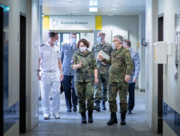 Der Bundesvorsitzende und der Vorstand Sanitätsdienst im DBwV-Bundesvorstand haben  das Bundeswehrzentralkrankenhaus in Koblenz besucht. Die DBwV-Delegation wurde von Generalarzt Dr. Almut Nolte und Generalstabsarzt Dr. Stephan Schoeps über die aktuellen Entwicklungen im Bundeswehrkrankenhaus informiert .Foto: Bundeswehr/Markus Dittrich