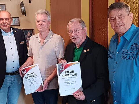 Bezirksvorsitzender Matthias Schneider mit den beim Stammtisch geehrten Mitgliedern Stabsfeldwebel a.D. Klaus Klein und Oberstabsfeldwebel a.D. Walter Jaekel sowie Vorstandsmitglied Hauptfeldwebel a.D. Eddi Jaster. Foto: Edeltraud Jaster