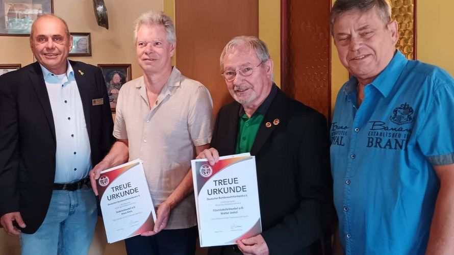 Bezirksvorsitzender Matthias Schneider mit den beim Stammtisch geehrten Mitgliedern Stabsfeldwebel a.D. Klaus Klein und Oberstabsfeldwebel a.D. Walter Jaekel sowie Vorstandsmitglied Hauptfeldwebel a.D. Eddi Jaster. Foto: Edeltraud Jaster