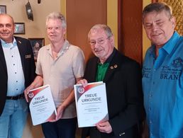 Bezirksvorsitzender Matthias Schneider mit den beim Stammtisch geehrten Mitgliedern Stabsfeldwebel a.D. Klaus Klein und Oberstabsfeldwebel a.D. Walter Jaekel sowie Vorstandsmitglied Hauptfeldwebel a.D. Eddi Jaster. Foto: Edeltraud Jaster