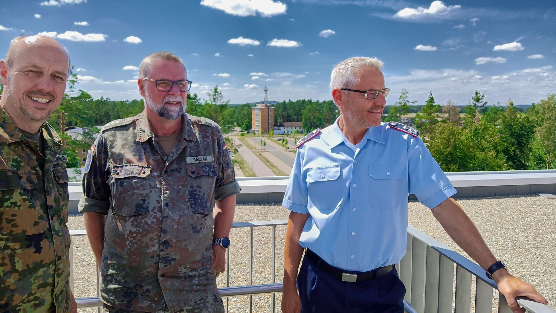 Oberstleutnant Ulrich Schinkel, Kasernenkommandant Hauptmann Stefan Ballak und Oberstleutnant i.G. Dr. Detlef Buch bei der Besichtigung des Baufortschrittes am höchsten Punkt der Kaserne. Foto: StoKa Roth