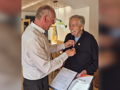 Der Vorsitzende, Stabsfeldwebel a.D. Ludwig Birngruber, überreichte Hauptmann a.D. Gerd Moritz Urkunde und Treuenadel des DBwV für 65 Jahre Mitgliedschaft im DBwV. Foto: Ludwig Birngruber