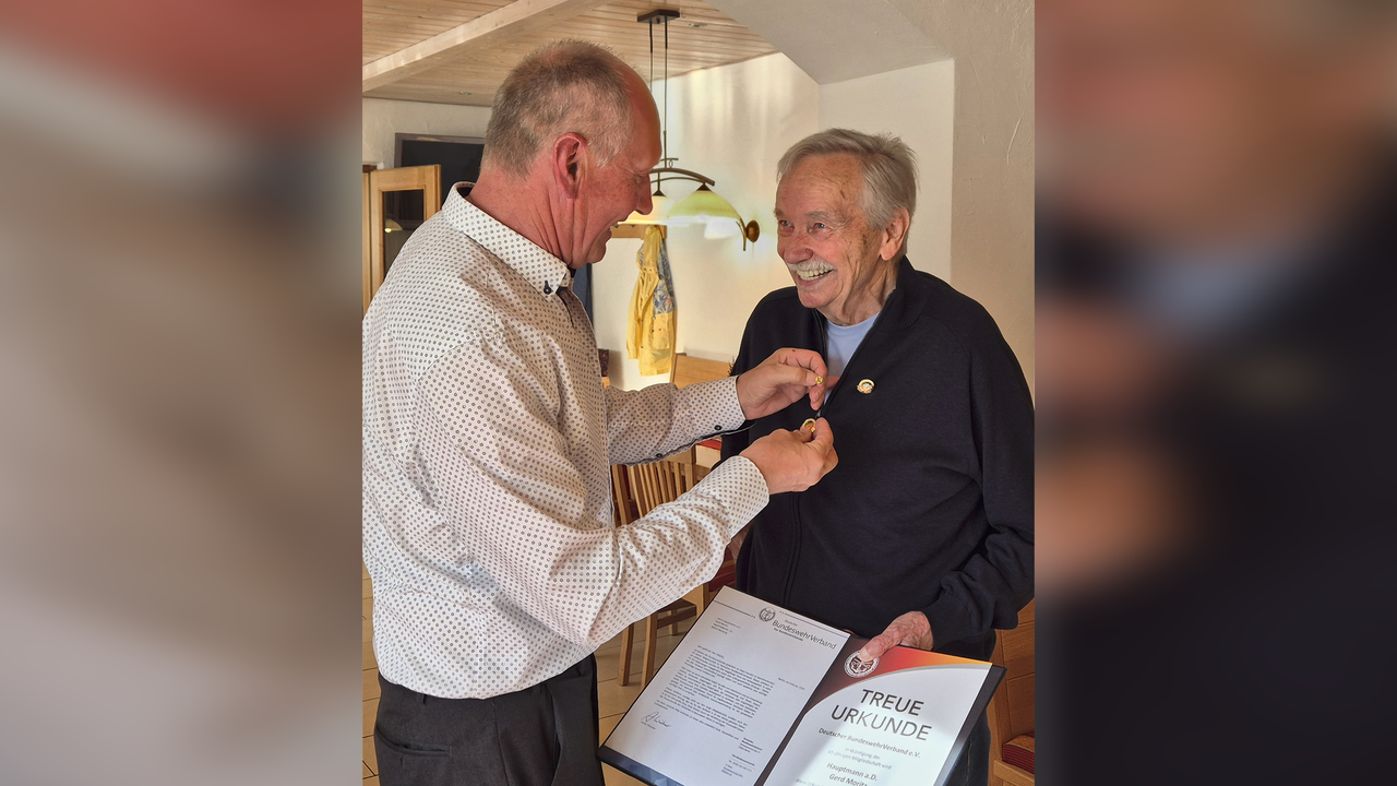 Der Vorsitzende, Stabsfeldwebel a.D. Ludwig Birngruber, überreichte Hauptmann a.D. Gerd Moritz Urkunde und Treuenadel des DBwV für 65 Jahre Mitgliedschaft im DBwV. Foto: Ludwig Birngruber