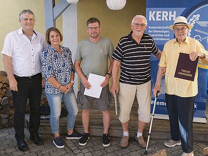 Beim Grillfest der KERH Roth ehrten der stellvertretende Vorsitzende Bernhard Hauber (v. l.) und Beisitzerin Isabella Schleicher-Tement langjährige Mitglieder des DBwV: Oberstabsfeldwebel a.D. Markus Eschenbeck, Oberstleutnant a.D. Helmut Schoch und Stabsfeldwebel a.D. Roland Göckert. Foto: Robert Wechsler