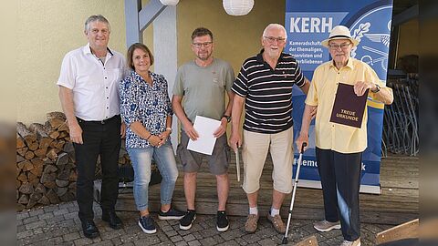 Beim Grillfest der KERH Roth ehrten der stellvertretende Vorsitzende Bernhard Hauber (v. l.) und Beisitzerin Isabella Schleicher-Tement langjährige Mitglieder des DBwV: Oberstabsfeldwebel a.D. Markus Eschenbeck, Oberstleutnant a.D. Helmut Schoch und Stabsfeldwebel a.D. Roland Göckert. Foto: Robert Wechsler