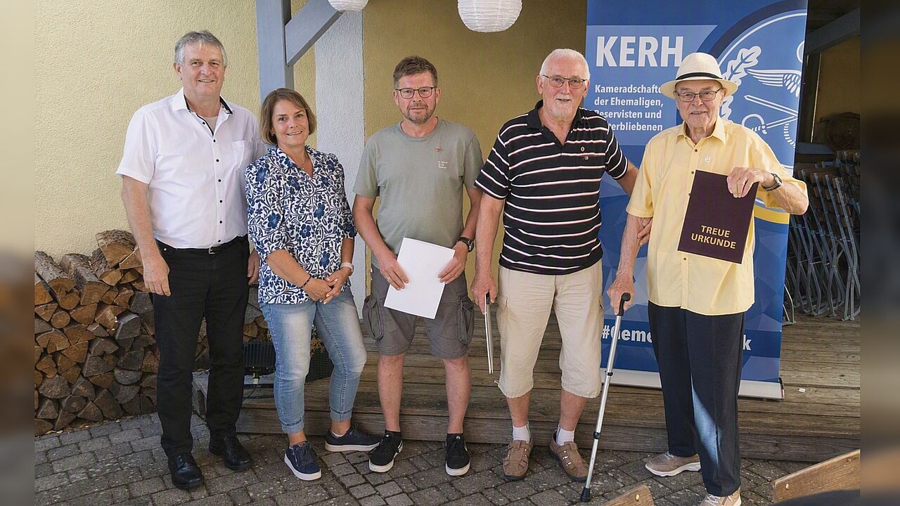 Beim Grillfest der KERH Roth ehrten der stellvertretende Vorsitzende Bernhard Hauber (v. l.) und Beisitzerin Isabella Schleicher-Tement langjährige Mitglieder des DBwV: Oberstabsfeldwebel a.D. Markus Eschenbeck, Oberstleutnant a.D. Helmut Schoch und Stabsfeldwebel a.D. Roland Göckert. Foto: Robert Wechsler