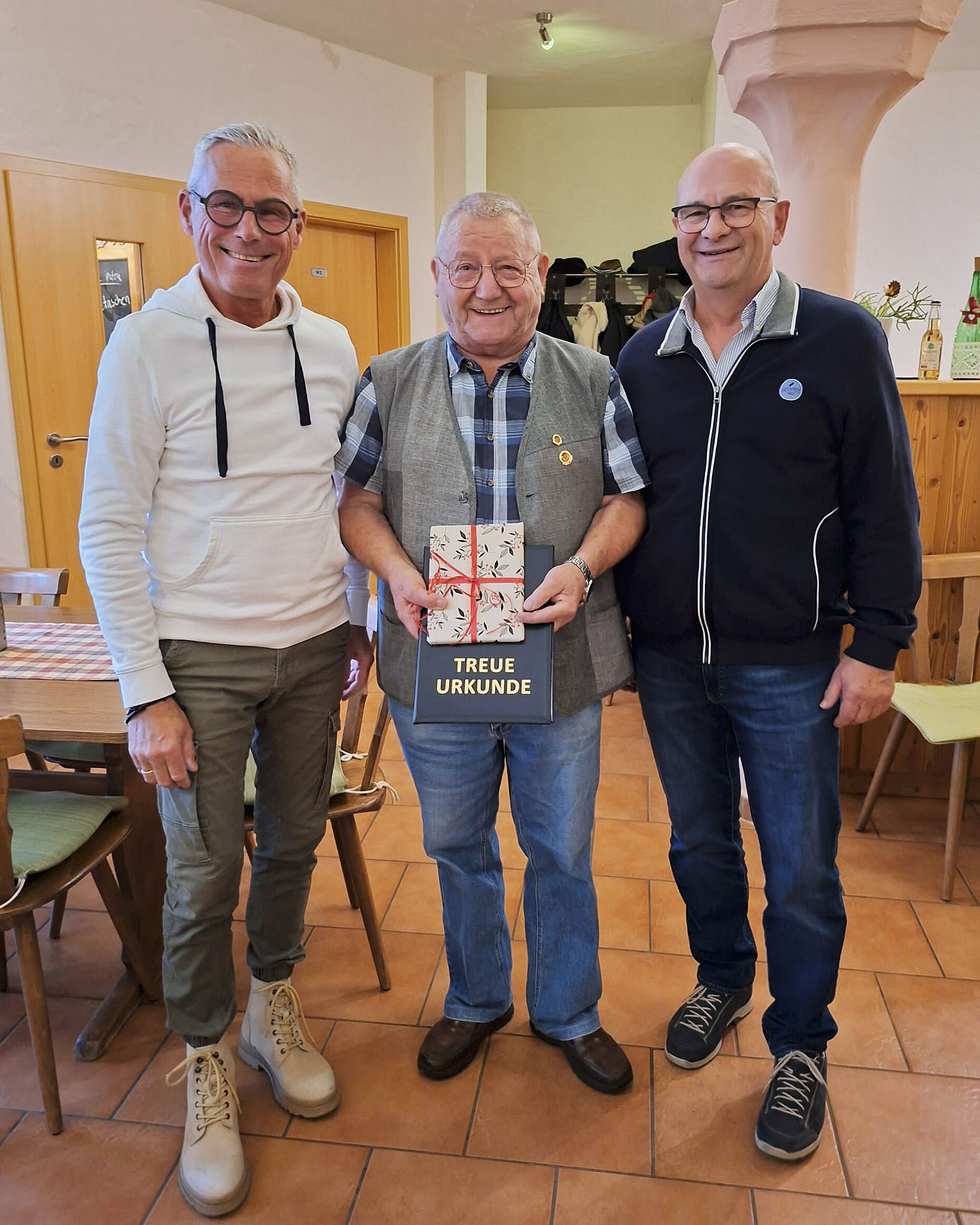 Vorsitzender Oberstabsfeldwebel a. D. Armin Rother ehrt Stabsfeldwebel a. D. Uwe Hamann für 60 Jahre Mitgliedschaft und überreicht ihm Urkunde und Verbandsnadel - hier mit stellvertretendem Vorsitzenden Oberst a.D. Wolfgang Mika. Foto: C. Rother