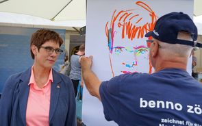 Kurze Entspannung: Am Stand des DBwV nahm sich Annegret Kramp-Karrenbauer die Zeit, um sich porträtieren zu lassen. Foto: DBwV/Kruse