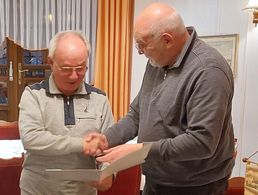 Der Vorsitzende, Oberstleutnant a. D. Patzelt (r) bei der Übergabe der Dankurkunde an Oberstleutnant a. D. Borchert. Foto: Andreas Patzelt