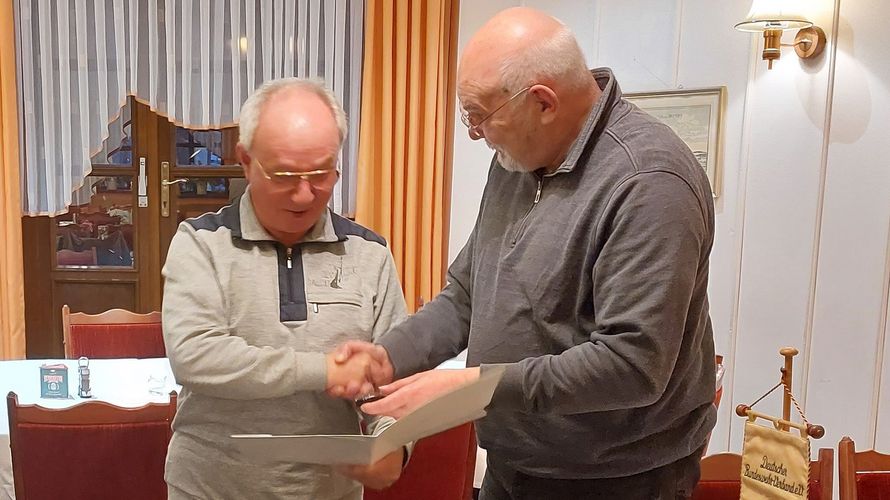 Der Vorsitzende, Oberstleutnant a. D. Patzelt (r) bei der Übergabe der Dankurkunde an Oberstleutnant a. D. Borchert. Foto: Andreas Patzelt