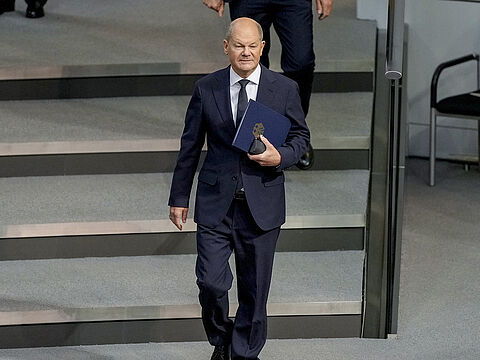 Bundeskanzler Olaf scholz auf dem Weg zu seiner Regierungserklärung im Bundestag. Foto: picture alliance/ASSOCIATED PRESS/Markus Schreiber