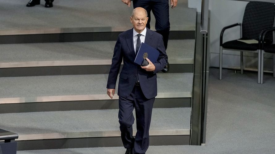 Bundeskanzler Olaf scholz auf dem Weg zu seiner Regierungserklärung im Bundestag. Foto: picture alliance/ASSOCIATED PRESS/Markus Schreiber