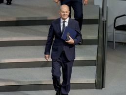 Bundeskanzler Olaf scholz auf dem Weg zu seiner Regierungserklärung im Bundestag. Foto: picture alliance/ASSOCIATED PRESS/Markus Schreiber