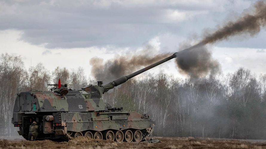 Die Besatzung einer Panzerhaubitze 2000 übt den scharfen Schuss während einer Übung des Artillerielehrbataillon 325 auf dem Truppenübungsplatz Altengrabow. Foto: Bundeswehr/Marco Dorow