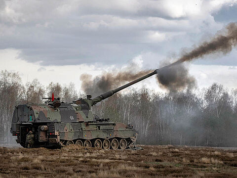 Die Besatzung einer Panzerhaubitze 2000 übt den scharfen Schuss während einer Übung des Artillerielehrbataillon 325 auf dem Truppenübungsplatz Altengrabow. Foto: Bundeswehr/Marco Dorow